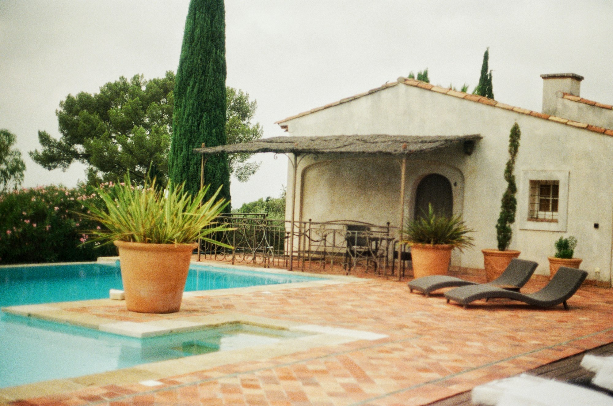 Mas en pierre avec terrasse, lavandes et piscine