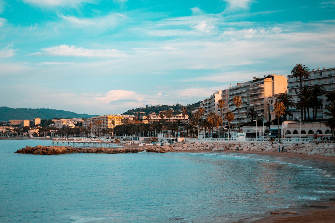 Salon contemporain d’un appartement à Cannes
